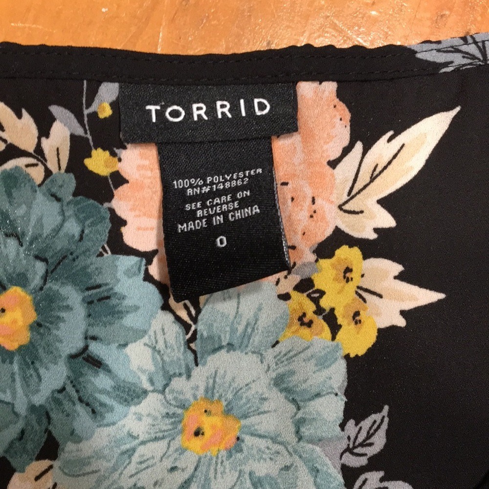 Torrid Whisigoth Floral V-Neck Button Front Blouse Size 0/XL - Picture 3 of 10